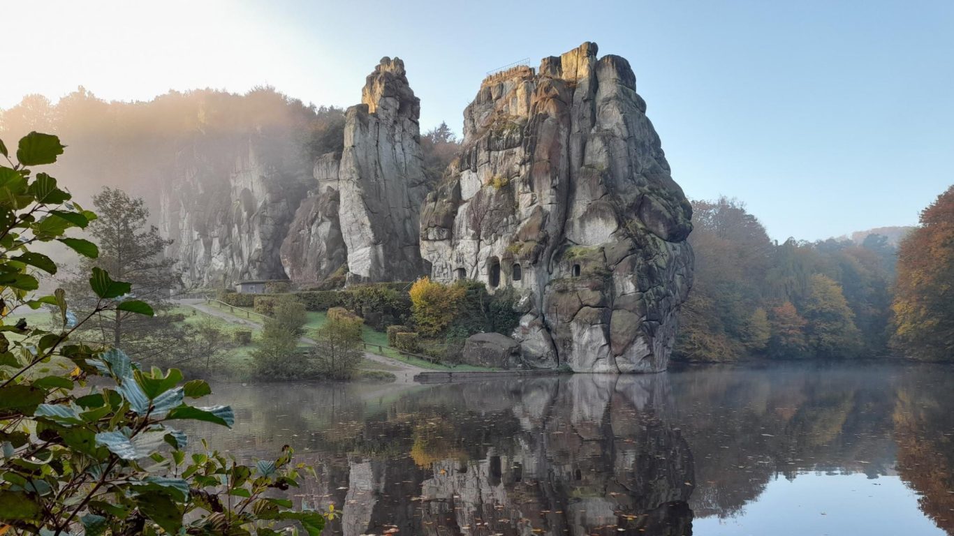Ein großer Fels-Berg am See.