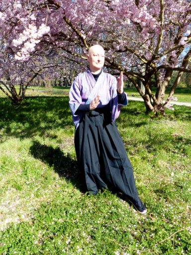 Carla Neß beendet die Tai Chi Übung.