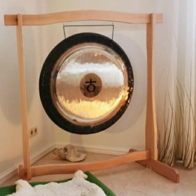 Der Gong steht in der Heilpraktiker Praxis in Gardelegen. Carla Neß bietet Gong Meditation an. 
