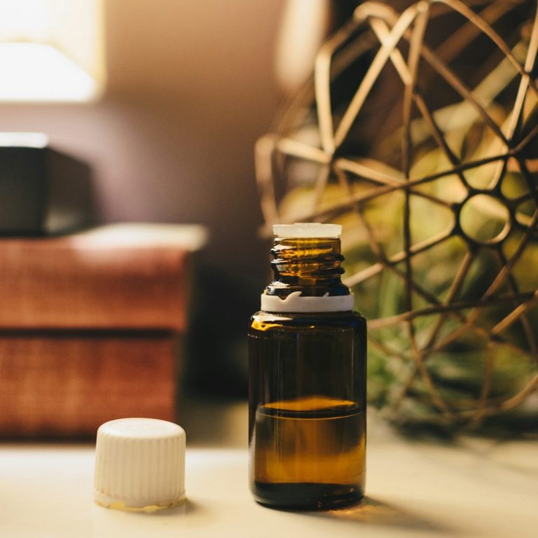 Homoöpathie Mittel Eine Homöopathie-Mittel steht auf dem Tisch