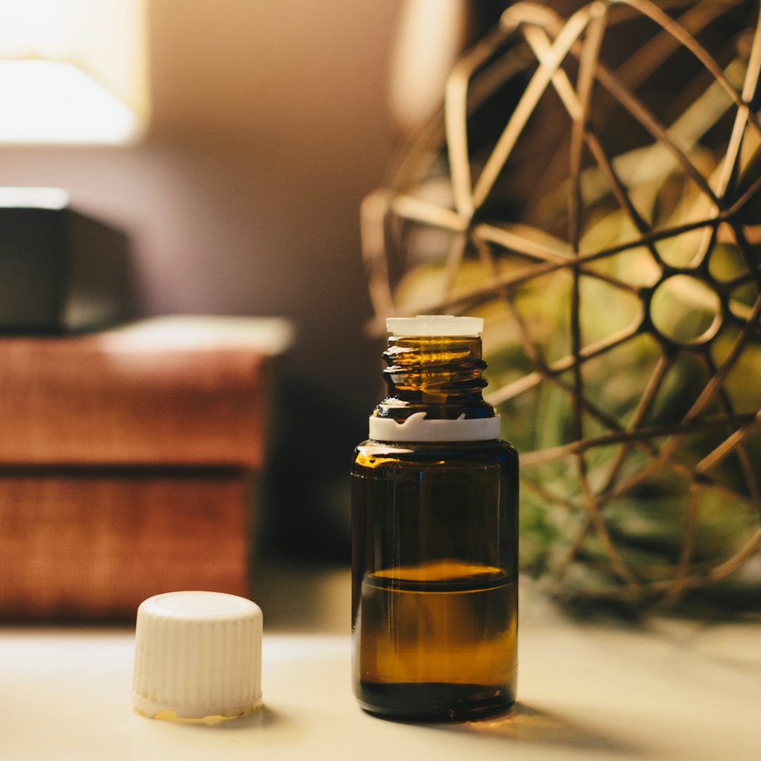 Ein Homöopathie Mittel steht auf dem Tisch.