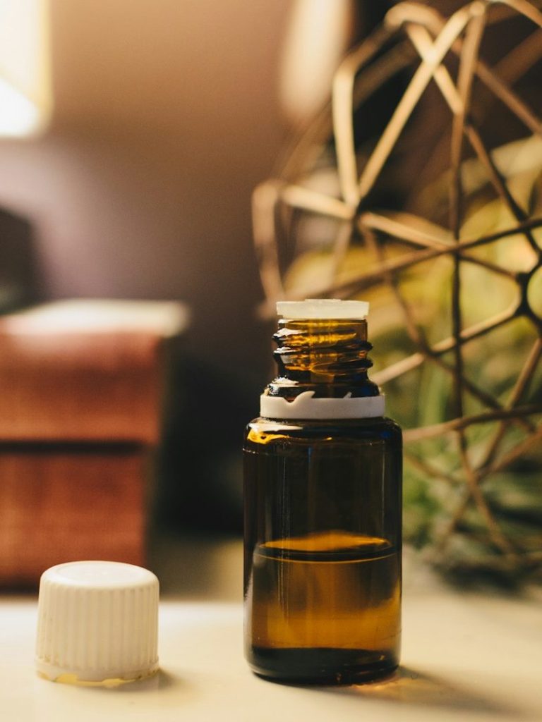 Ein Homöopathie Mittel steht auf dem Tisch