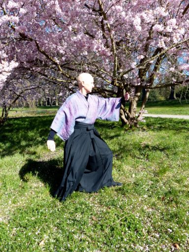 Carla Neß führt Tai Chi Übungen aus.