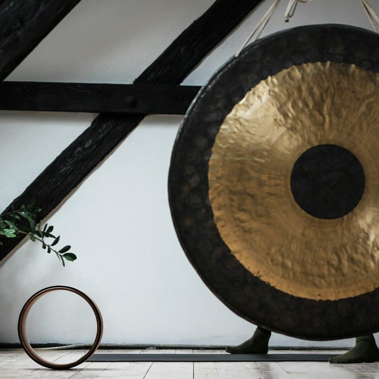 Gong Meditation und Klagmeditation Ein Gong steht im Raum.