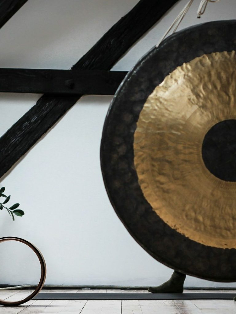 Ein Gong steht für die Gong Meditation bereit.