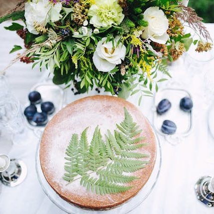 Kuchen und Blumen stehen auf dem Tisch.