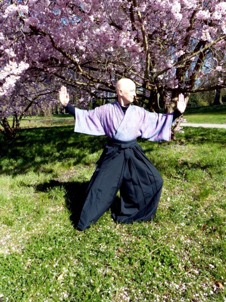 Heilpraktikerin Carla Neß übt Tai Chi im Park.