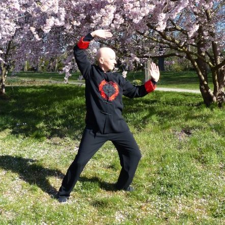 Carla Neß übt Tai Chi.