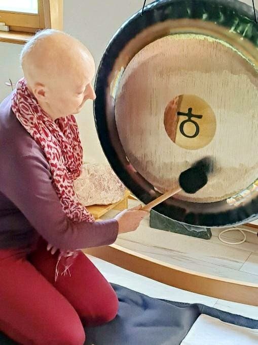 Ein Gong steht im Raum. Carla Neß nutzt ihn für Gong Meditation.
