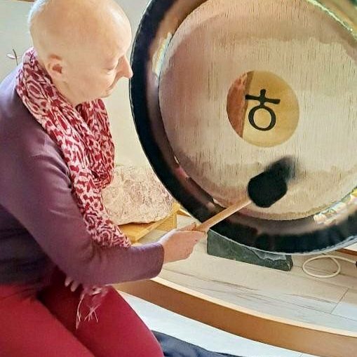 Ein Gong wird geschlagen.