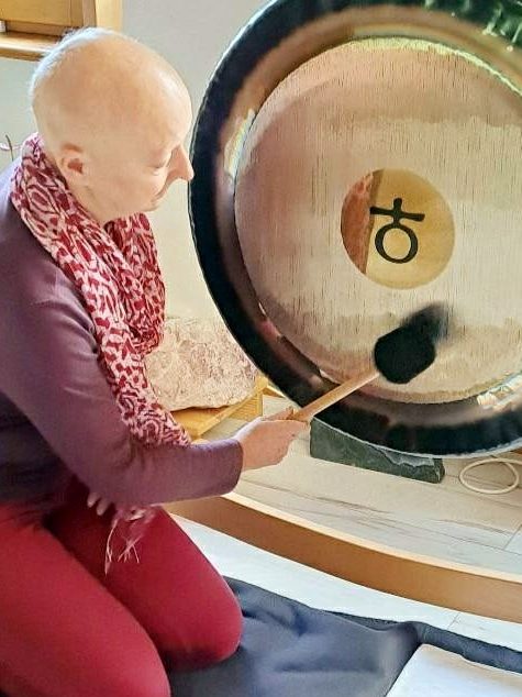 Ein Gong steht für die Gong Meditation bereit.