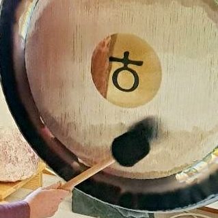 Ein Gong steht im Raum.