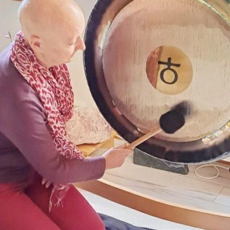 Der Gong steht für den Gong-Klang Workshop bereit.