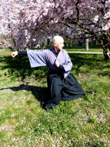 Carla Neß übt Tai Chi im Park.
